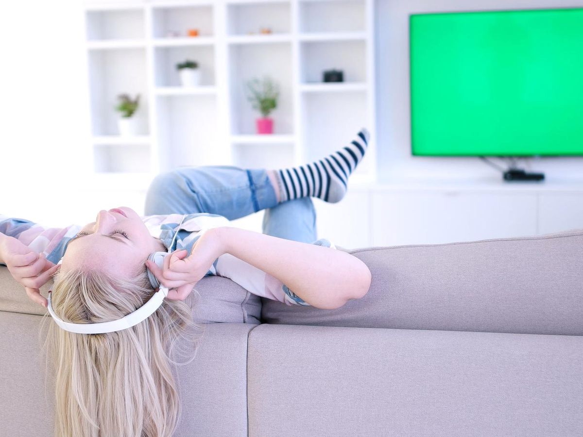 Jak legalnie i wygodnie korzystać z telewizji internetowej dzięki nowoczesnym serwisom IPTV