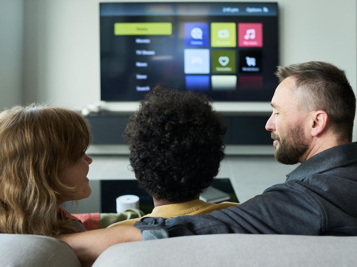 Jak wybrać najlepszą platformę do oglądania telewizji internetowej IPTV w Polsce?