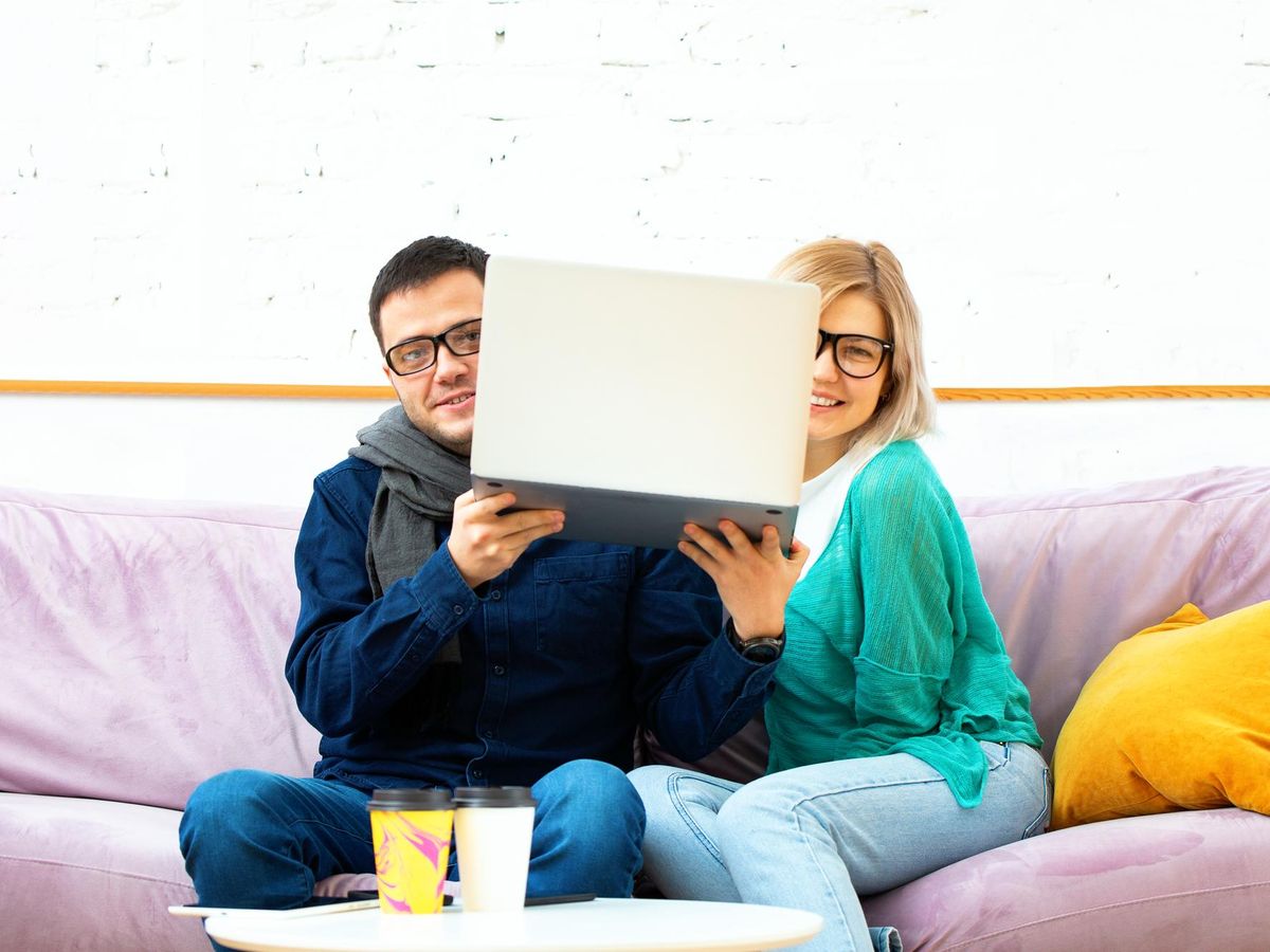 Jak oglądać ulubione programy podczas spacerów z dzieckiem dzięki mobilnym rozwiązaniom