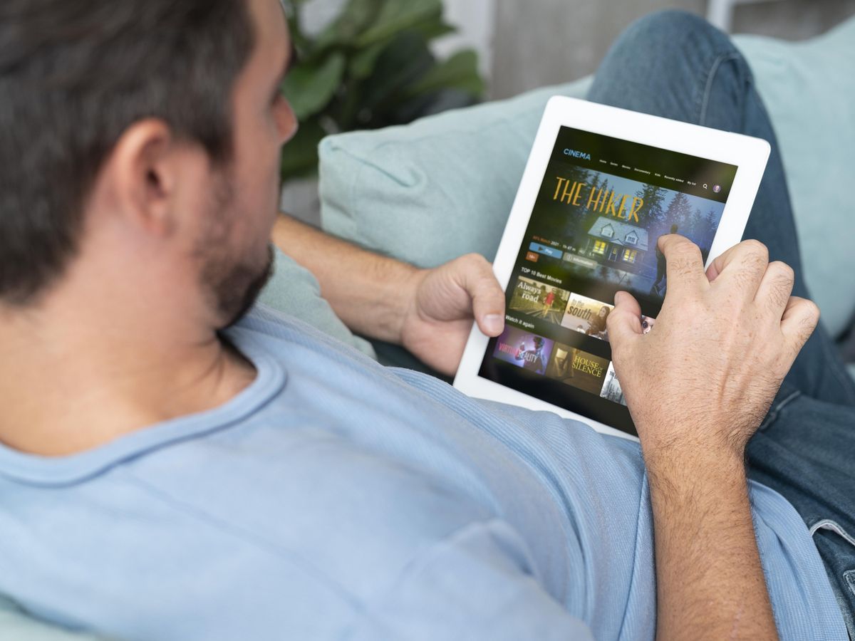 Jak wybrać platformę do oglądania telewizji internetowej IPTV w Polsce