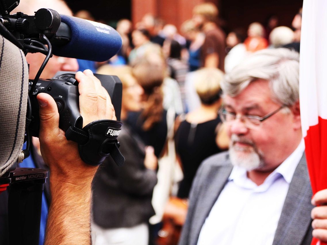 Jak oglądać telewizję przez internet legalnie i wygodnie dzięki nowoczesnym serwisom IPTV