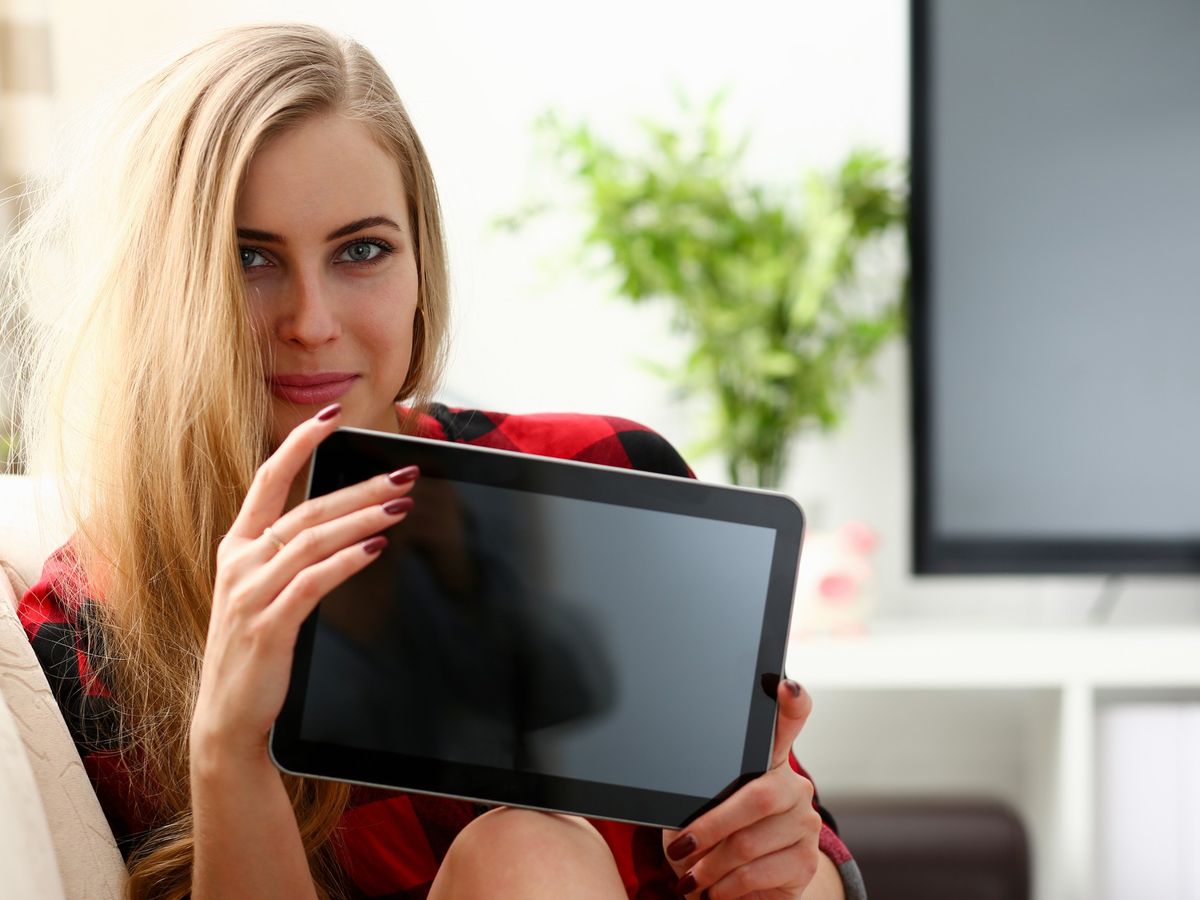 Jak wybrać platformę do oglądania telewizji internetowej IPTV w Polsce?